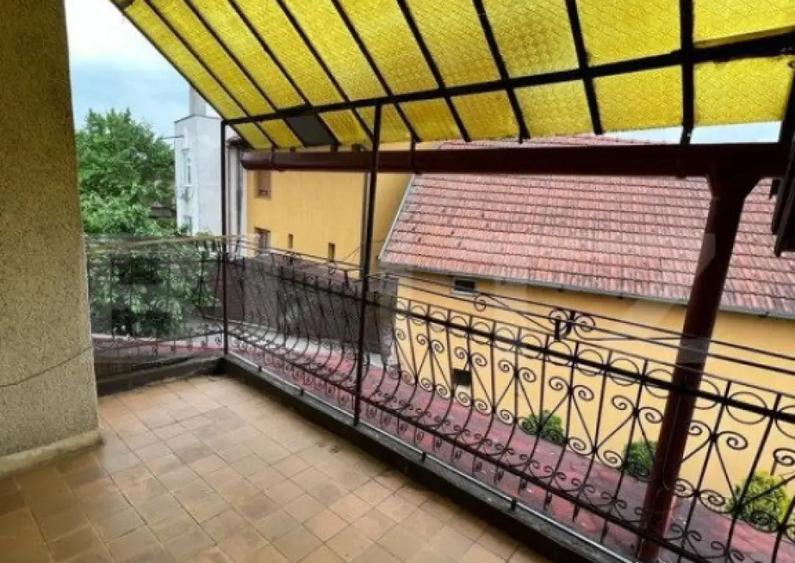 Casa 274 mp, teren 443 mp, zona centru LIVADA, pretabila si - 3