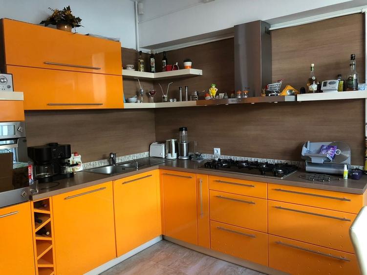 Casă individuală cu 5 camere cu Canalizare în Central
