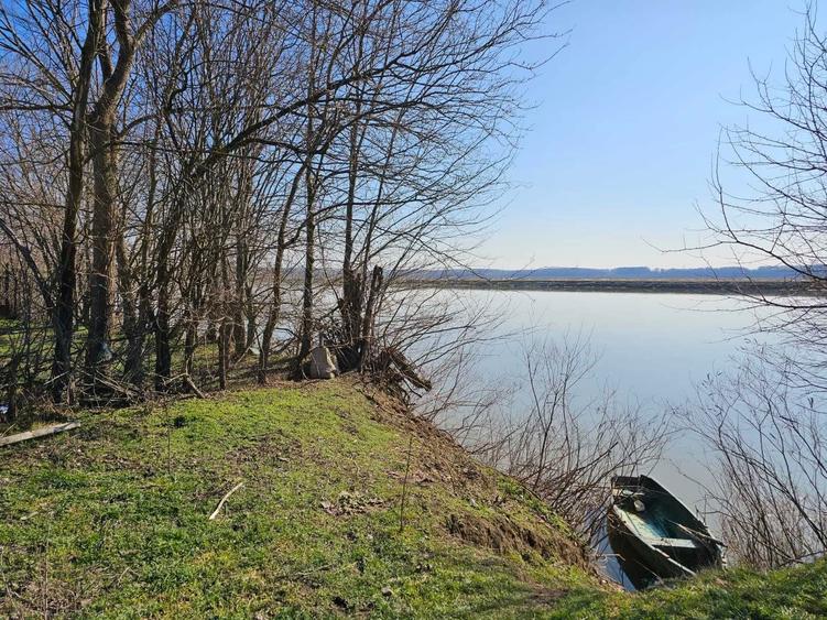 Vand teren intravilan cu deschidere la apa, asfalt, utilitati - 2