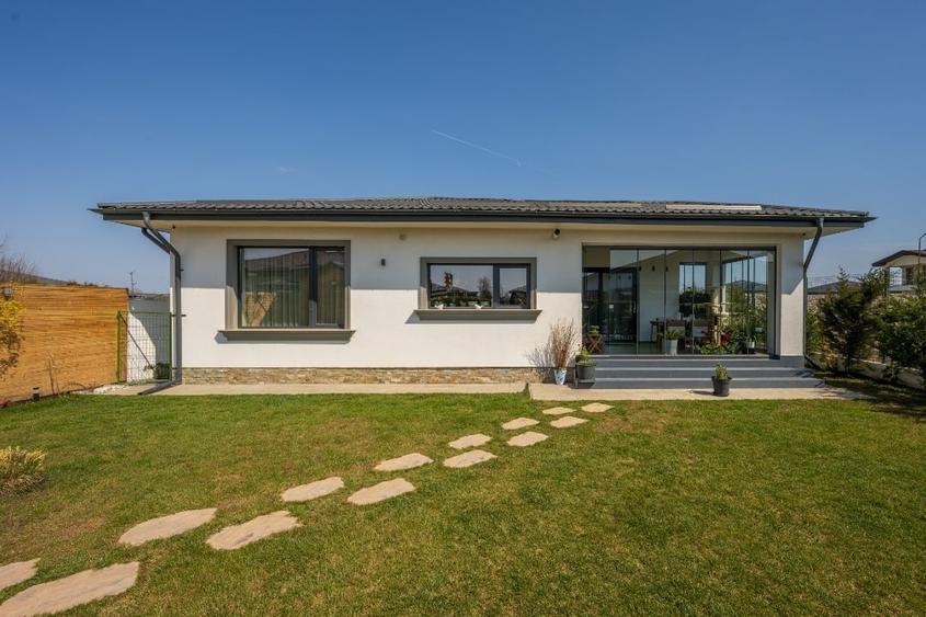 Casă Cochetă, 4 Camere ,Magazie si Beci. - 1