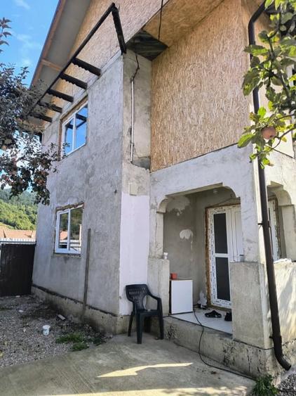 Casa renovata in Preluci la 12 Km de Comanesti , fantana si centrala proprie - 19