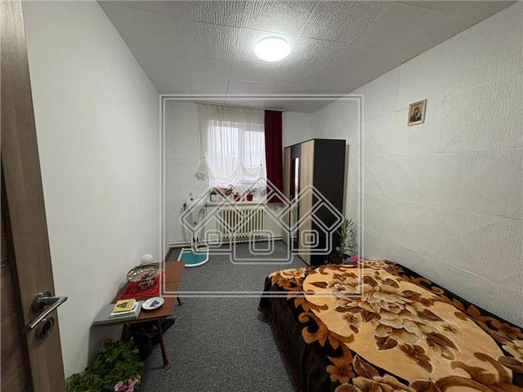 Apartament cu 4 camere decomandat în Lazaret
