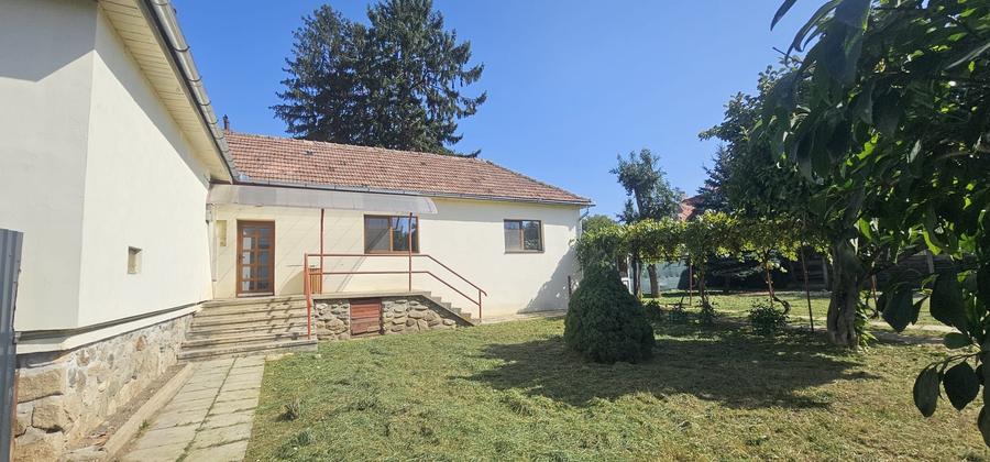 Inchiriez casa singur in curte situata in zona Negoi - 2