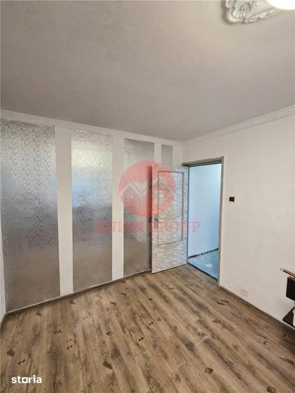 Apartament cu 3 camere semidecomandat în Inel II