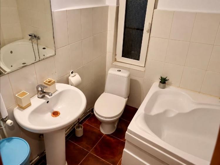 Apartament cu 5 camere semidecomandat, mobilat în Universitate