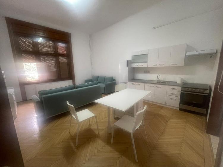 Apartament cu 4 camere decomandat, mobilat în P-ța Victoriei