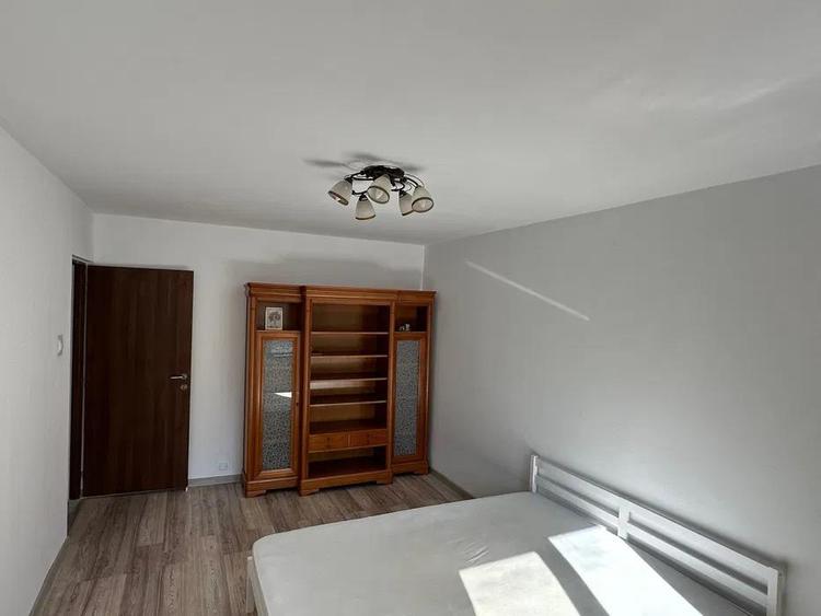 Apartament cu 3 camere decomandat, mobilat în Central