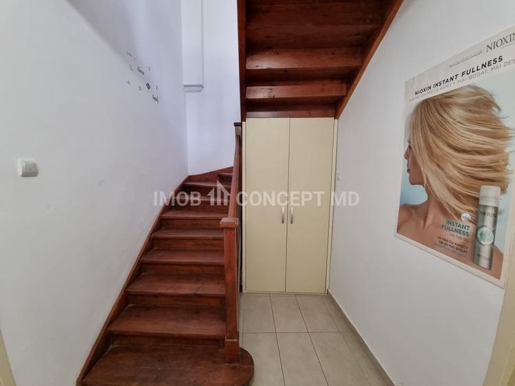 Casă individuală cu 8 camere cu Canalizare în Ultracentral