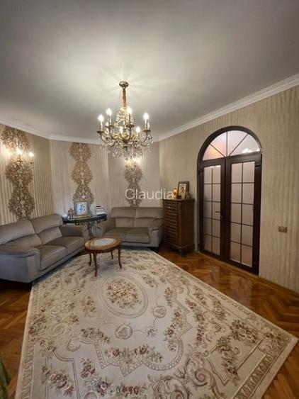 Apartament cu 5 camere semidecomandat, mobilat în Calea Călărașilor Apartament cu 5 camere semidecomandat, mobilat în Calea Călărașilor