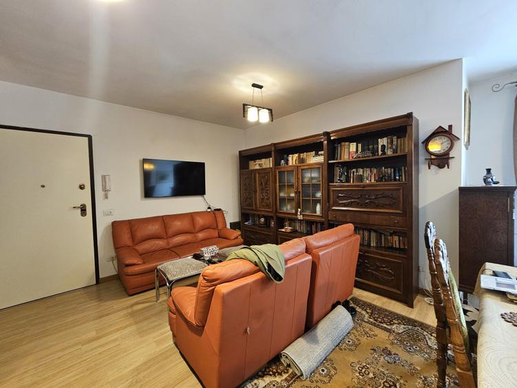 Ap. deosebit 2 cam, et. 3, semidec, cu parcare, Bogdăneștilor, colț cu Mendeleev - 4