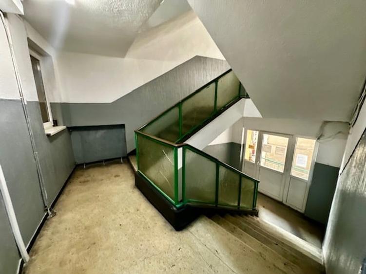 Apartament cu 3 camere semidecomandat în Calea Victoriei