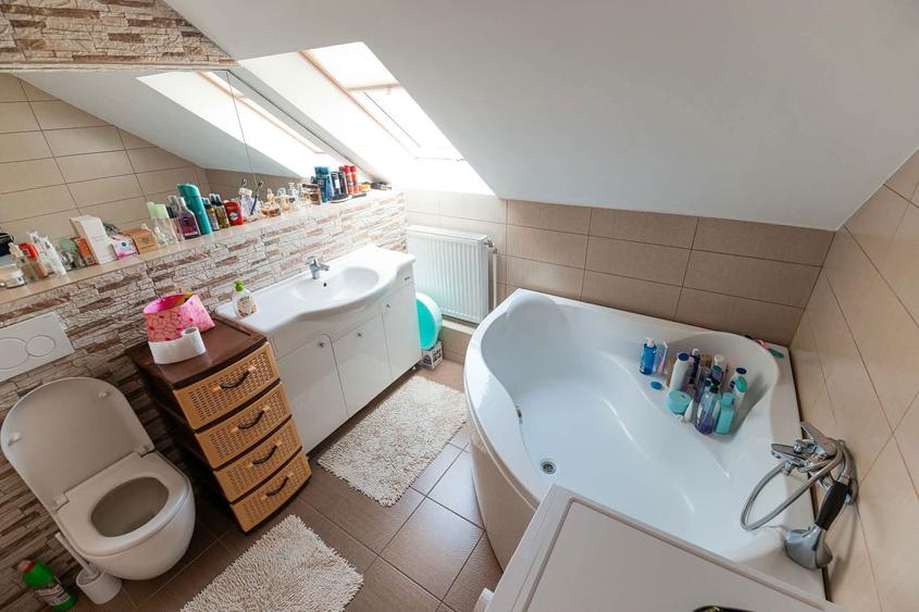 Casa de vanzare 4 camere - 8