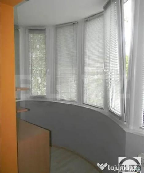 Apartament cu 3 camere semidecomandat în Plopilor
