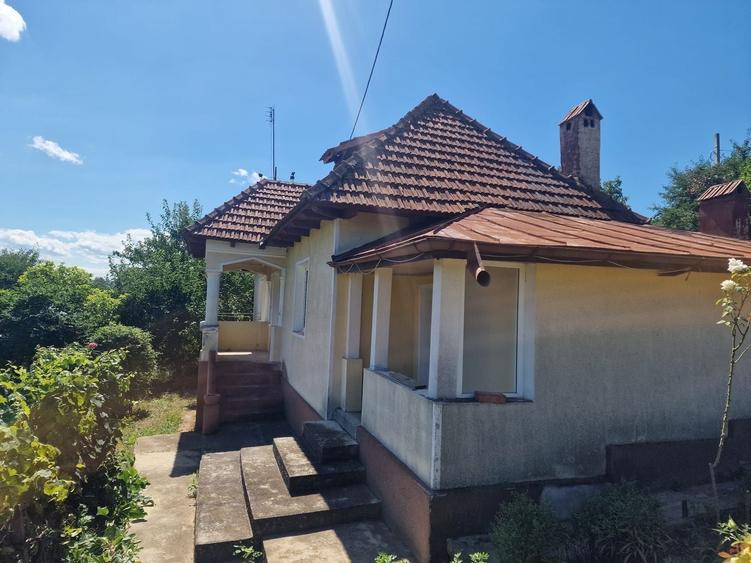 Casă individuală cu 5 camere cu Canalizare în Est
