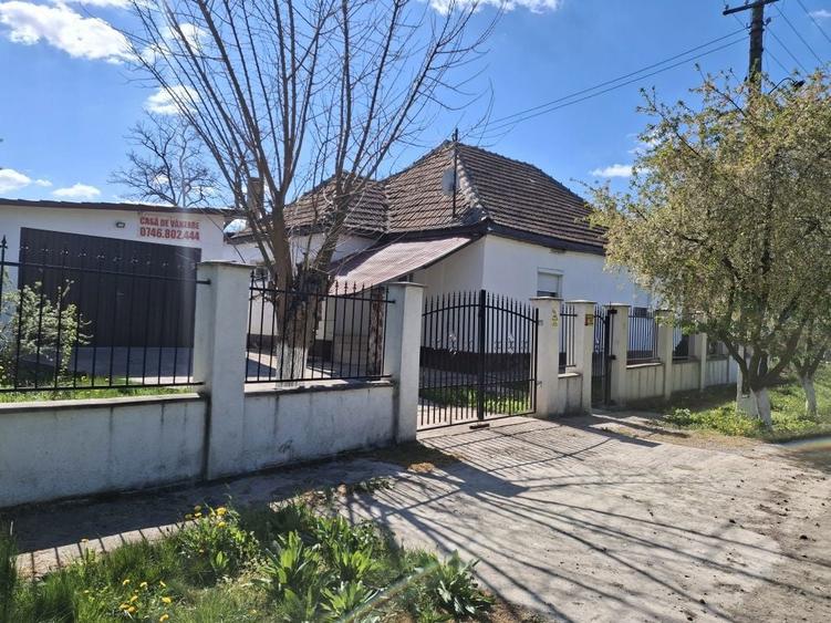 Casa la Cheie . Doar trebuie sa muti in ea, compusa din 2 camere , bu - 2