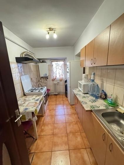 Etaj 2 - 4 camere decomandat - doua bai - doua balcoane - Dacia - 5