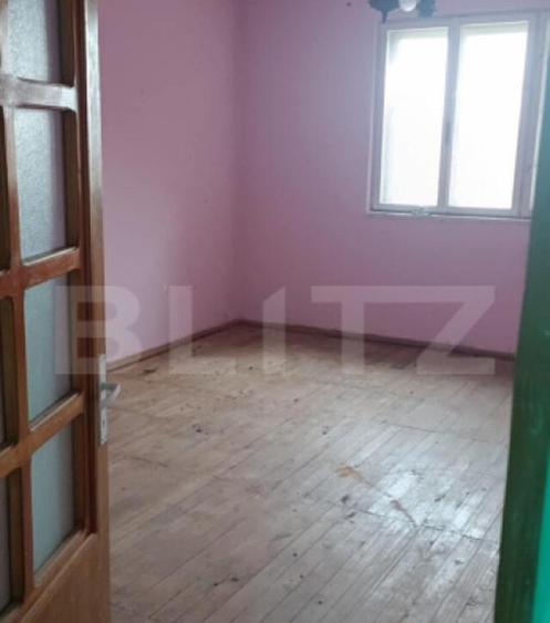 Casa cu 3 camere, bucatarie si baie, 105 mp ?i un teren de - 11