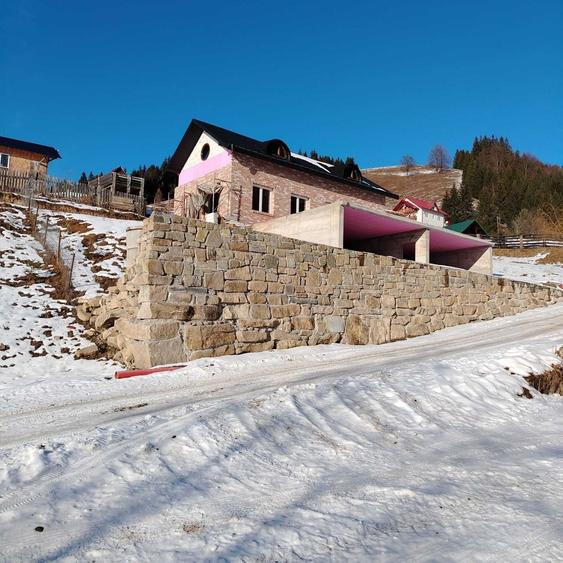Casă cu 4 camere în Vatra Moldoviței