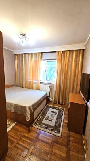 Apartament cu 3 camere semidecomandat în Far
