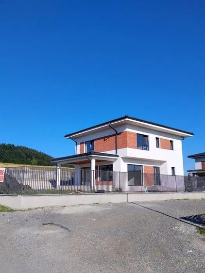 Casă individuală cu 4 camere cu Canalizare în Chinteni