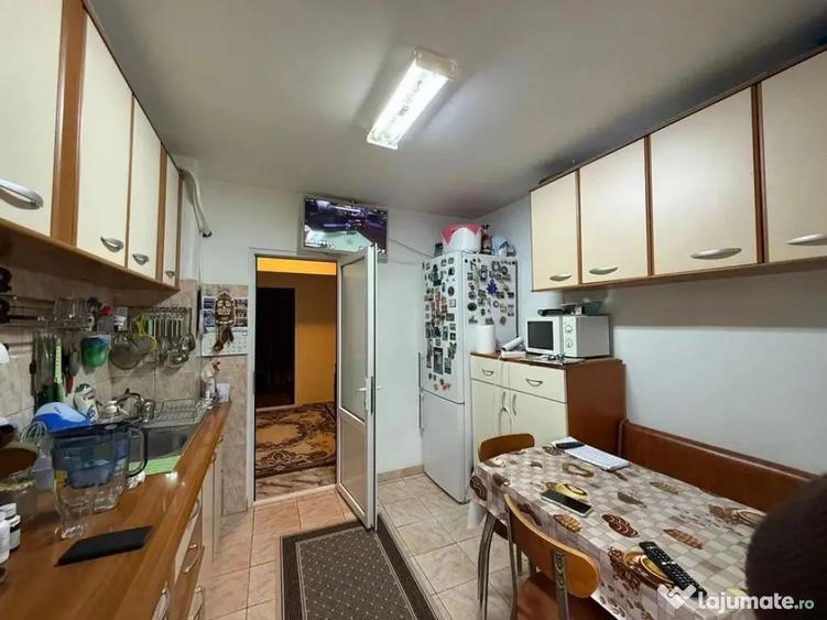 Apartament cu 4 camere decomandat în Poarta 6
