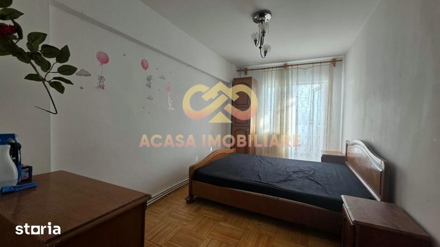 Apartament cu 3 camere decomandat în Nicolina