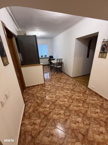 Apartament cu 3 camere decomandat în Lacul Tei
