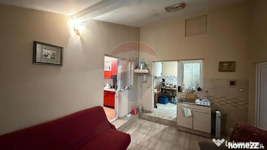 Casă cu 5 camere cu Teren 500 Mp în Est