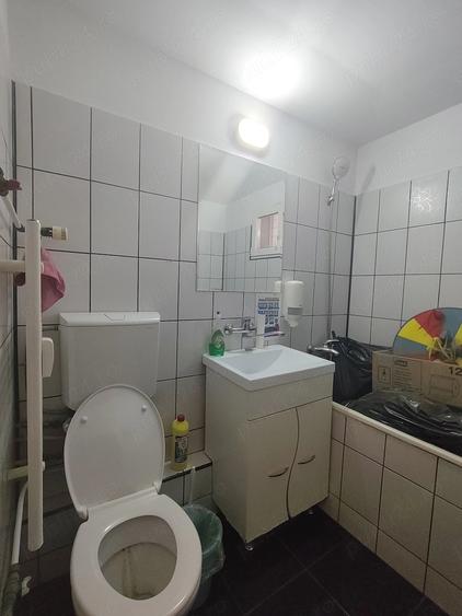 Apartament cu 4 camere semidecomandat în Tei