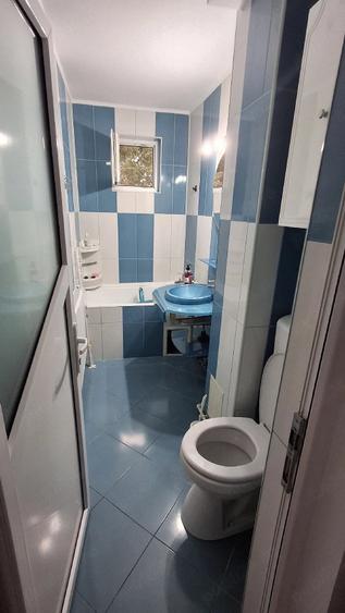 Apartament cu 3 camere semidecomandat în Micro 6