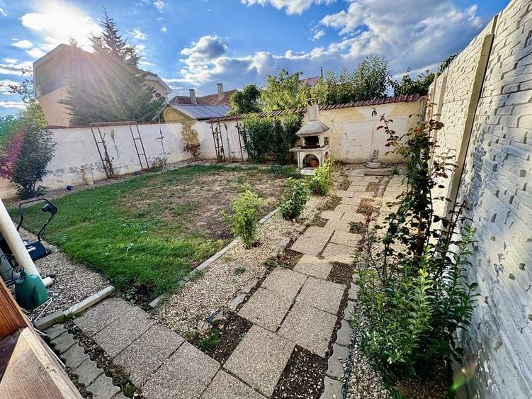 Casă cu 4 camere în Sântandrei