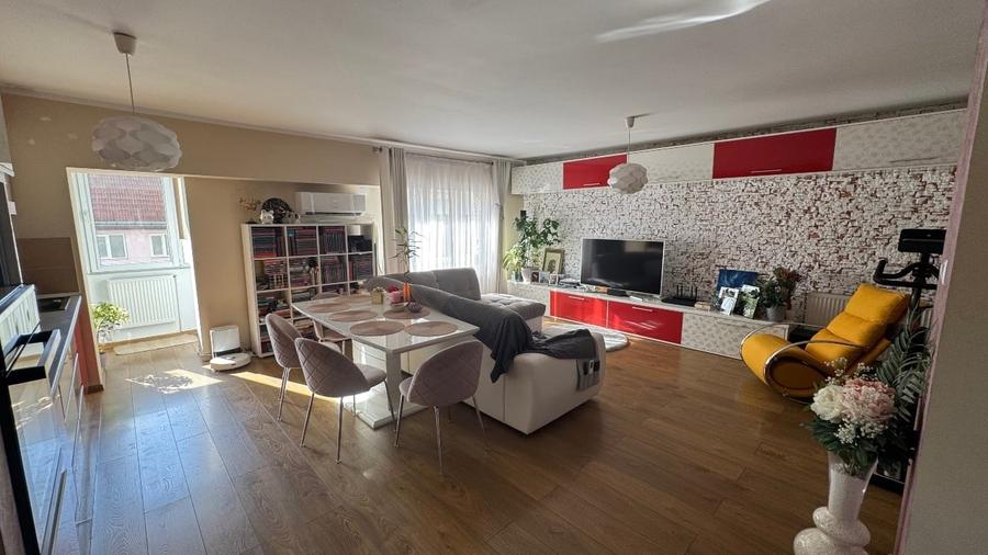 Apartament cu 3 camere decomandat, mobilat în Nicolina