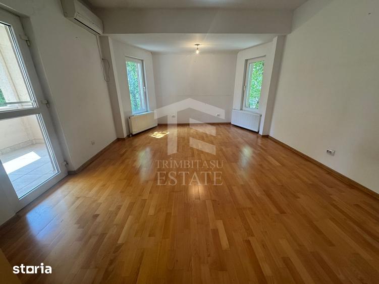 Casă cu 8 camere cu Teren 387 Mp în Central