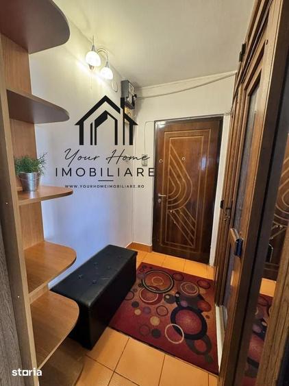 Apartament cu 3 camere semidecomandat în Craiovița Nouă