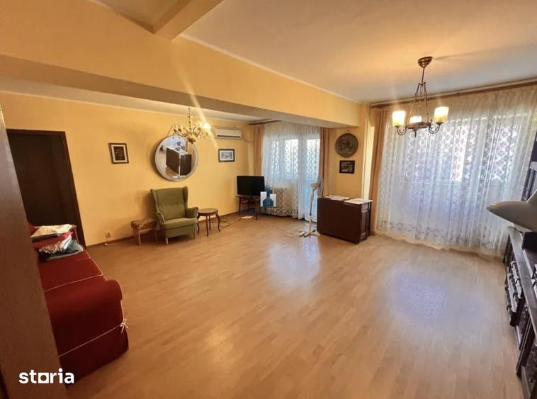Apartament cu 4 camere semidecomandat în Berceni