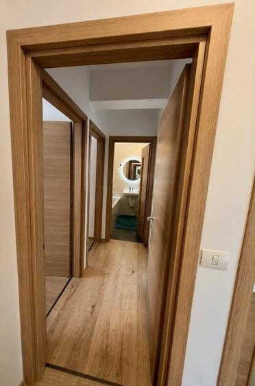 Apartament cu 3 camere semidecomandat, mobilat în Tractorul