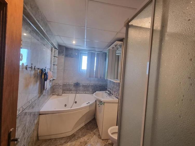 Apartament cu 3 camere decomandat în Republicii