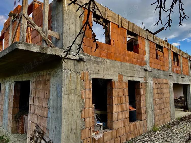 Casă cu 4 camere cu Teren 5000 Mp în Central