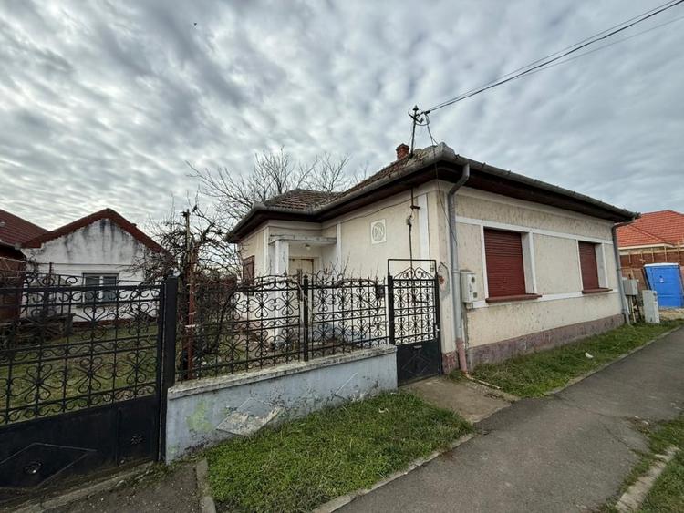 Casa demolabila + teren 855 mp, front 19 ml, utilitati complete – Giarmata Vii - 1