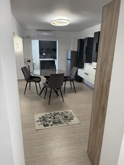 Apartament cu 4 camere decomandat în Central