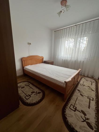 Ofer spre inchiriere apartament cu 3 camere, central, decomandat - 6