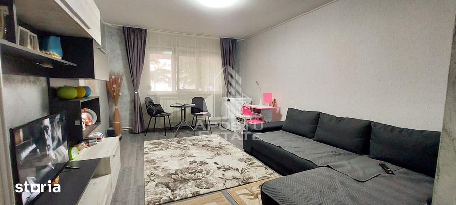 Apartament cu 3 camere semidecomandat, mobilat în Micro 4