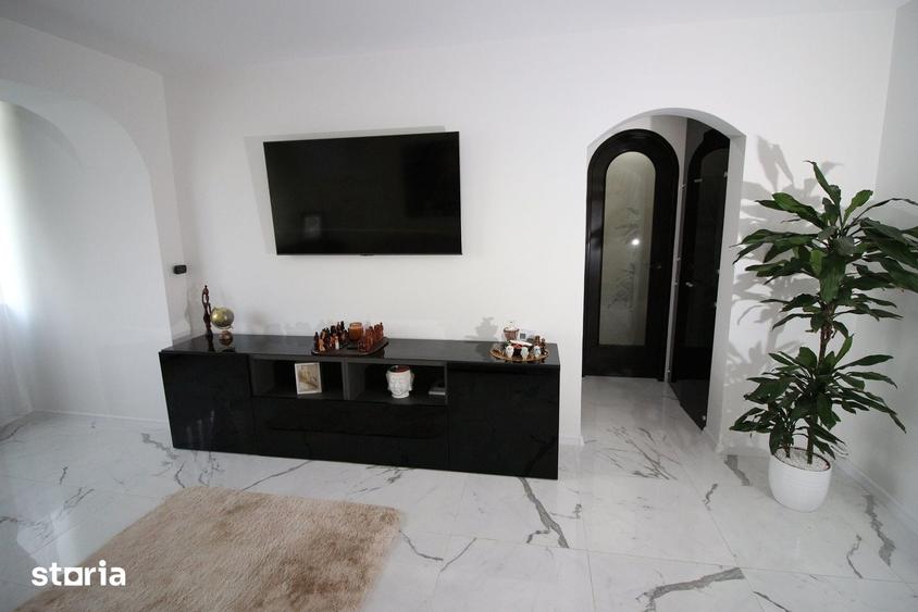Apartament cu 3 camere semidecomandat în Cornișa
