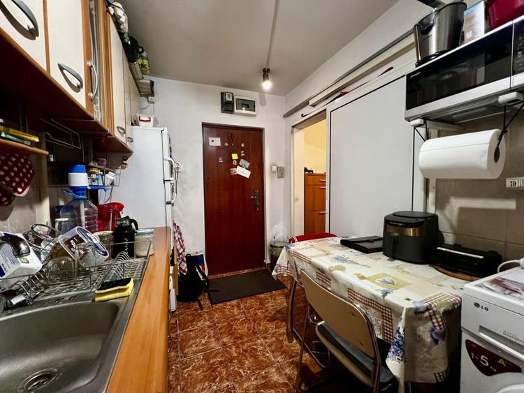 Apartament spatios, 3 camere, decomandat, etaj 1 - Calea Sagului - 10