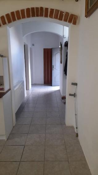 Apartament la curte comuna cu doua intrari - 9
