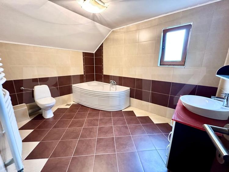 Casa individuala de vanzare - 3 dormitoare, garaj, subsol generos,terasa - 8