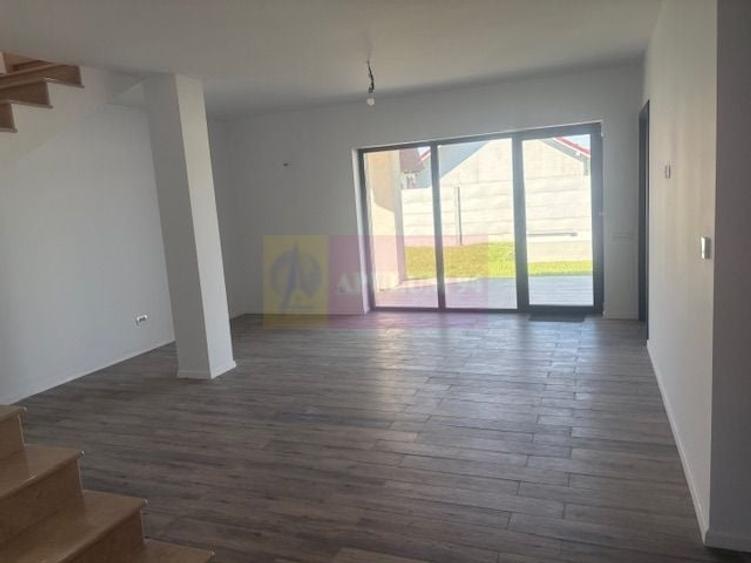 Casă cu 5 camere în Domnești