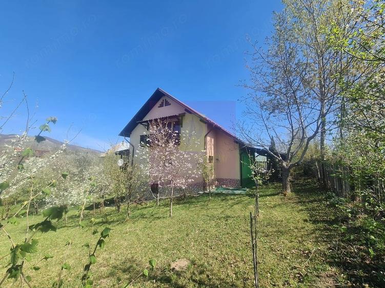 Casă cu 5 camere cu Teren 2177 Mp în Ghioșești