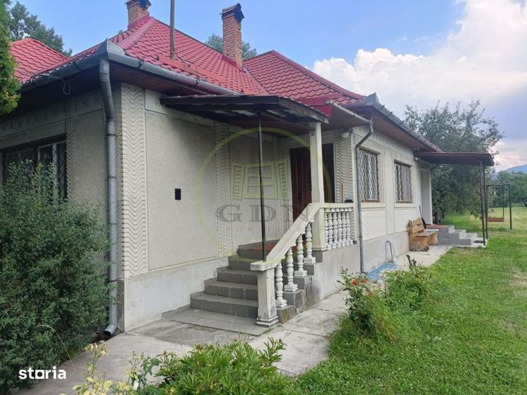 Casă cu 3 camere decomandat în Hodac