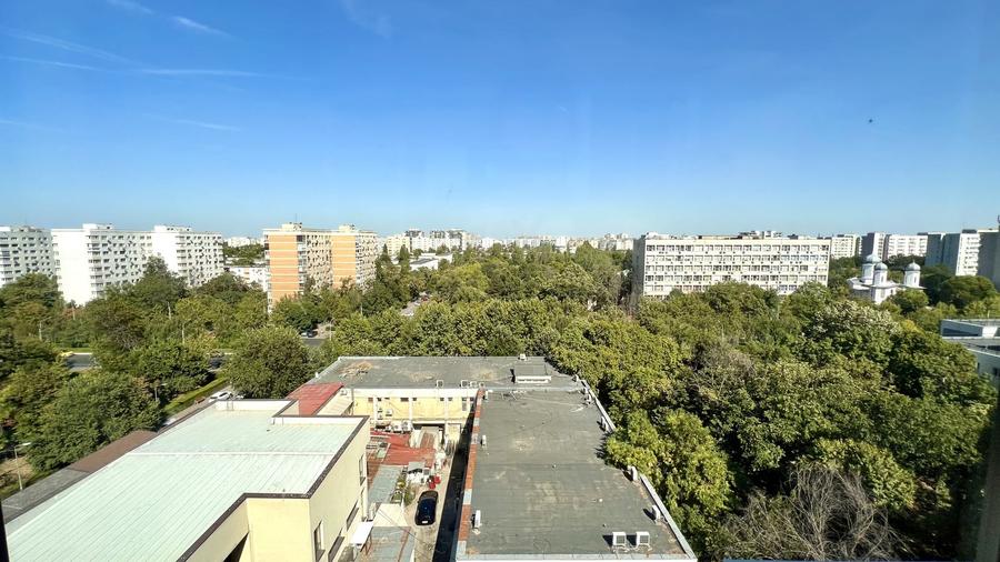 Apartament cu 3 camere semidecomandat, mobilat în Titan